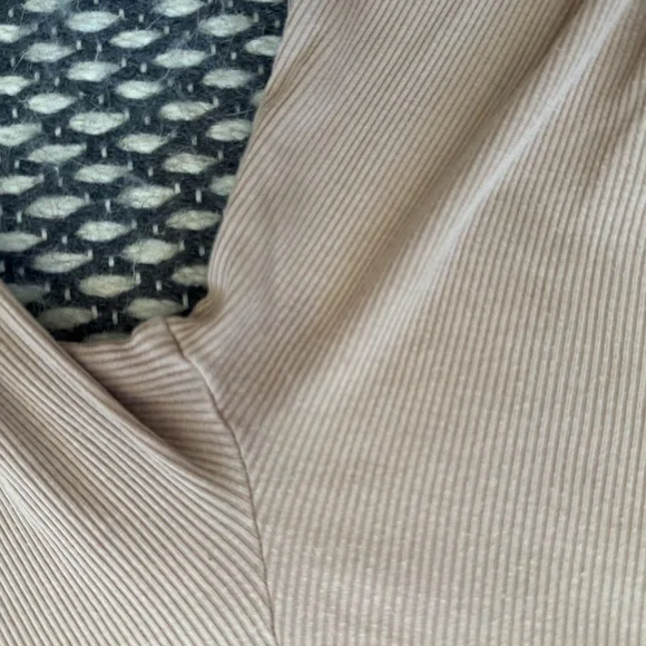 Vuori cropped ribbed long sleeve Cove Twist Crop Tee small - Picture 4 of 4